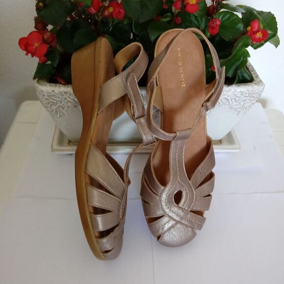 Easy Spirit Leather Metallic Tan 1.5” Sandals - Picture 1 of 7